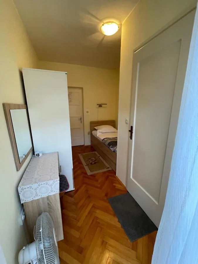 Rooms Krstinic 84 Palit Apartment